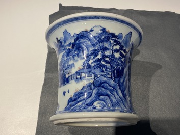 Een fraaie Chinese blauw-witte en koperrode 'Master of the Rocks' penselenbeker, Kangxi